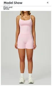 Détail de l'ensemble de yoga sans couture rose et blanc avec brassière et short de fitness