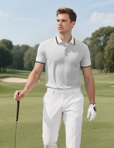 Détail du polo blanc avec col rayé bleu et jaune sur fond de terrain de golf extérieur