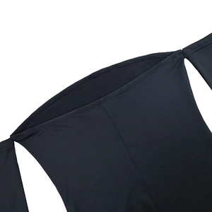 Gros plan détaillé sur l'encolure à double surpiqûre et le tissu lisse de la robe noire