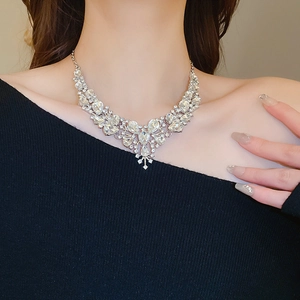 Primo piano della collana in argento con cristalli a goccia indossata su una modella