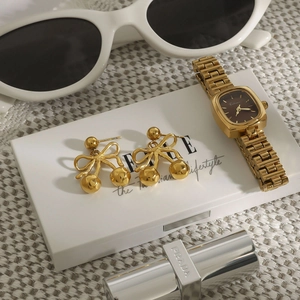 Elegantes Set aus 18k vergoldeten Schleifenohrringen und quadratischer Uhr auf Box
