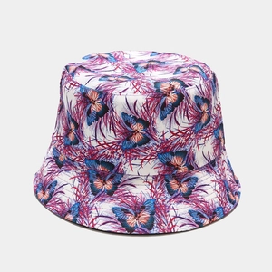 Gros plan sur l'imprimé artistique de papillon bleu sur le tissu du bob en toile