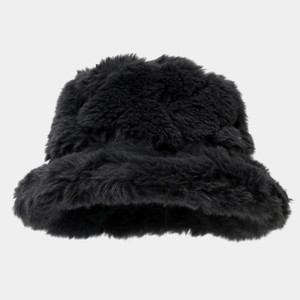 Gros plan d'un chapeau bob en fausse fourrure noire épaisse montrant la texture douce