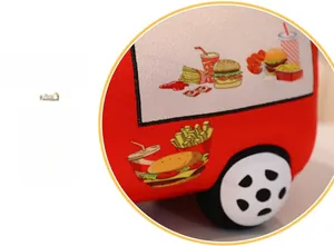 Détail de la peluche camion-restaurant montrant des motifs de burgers et frites