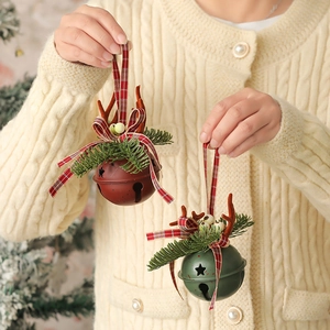 Campanas de Navidad con astas de ciervo agujas de pino y cintas de cuadros rojos