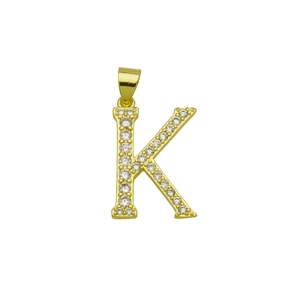 Détail d'un pendentif lettre K plaqué or 18 carats avec pavage de zircons scintillants