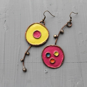 Details von asymmetrischen Vintage-Kupferohrringen mit bunter Emaille und Kristallen