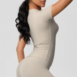 Coupe ajustée du haut de sport montrant le tissu extensible et la taille cintrée