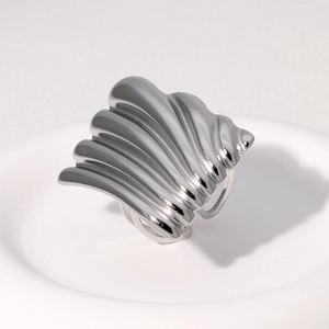 Anello minimalista in acciaio inossidabile argento ondulato con finitura lucida