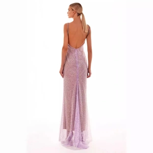 Robe longue violette à paillettes avec dos nu sexy et fines bretelles chaîne