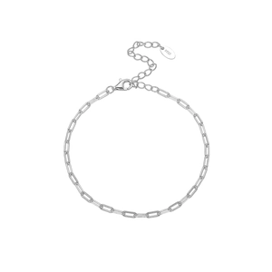 Macro shot of the S925 sterling silver paperclip chain link and secure lobster clasp