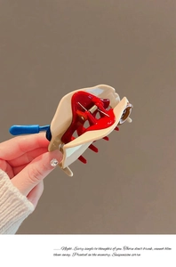 Gros plan détaillé d'une pince à cheveux motif fromage avec ressort métallique robuste