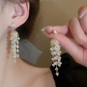 Élégantes boucles d'oreilles dorées à pampilles avec cristaux pour un look chic