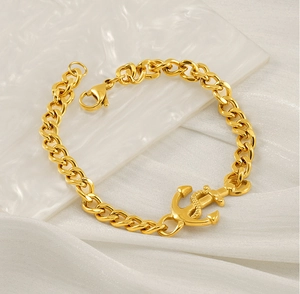 Dettaglio del bracciale a catena cubana in acciaio dorato con chiusura a forma di ancora