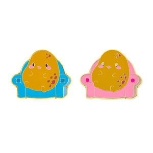Broches en émail patate mignonne sur fauteuils bleu et rose, badges pour sacs à dos