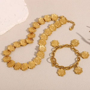 Détail de l'ensemble collier et bracelet marguerite en acier inoxydable doré 18K