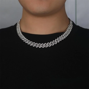 Gros plan sur un collier cubain hip hop orné de diamants pavés argentés sur un mannequin