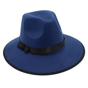 Détail du chapeau fedora en laine bleu marine avec ruban noir et bordure renforcée
