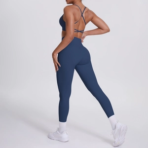 Détail de l'ensemble de yoga bleu marine avec bretelles croisées et legging taille haute