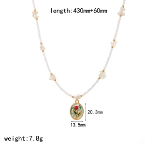 Collana con ciondolo a tulipano colorato con perle bianche e catena d'oro su bianco