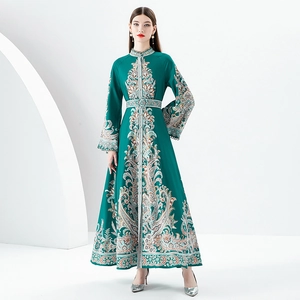 Elegantes Maxikleid mit Paisley-Print, Stehkragen, ausgestellten Ärmeln und Taillengürtel