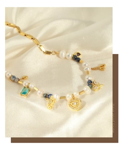Détail d'un collier de perles de luxe avec perles d'eau douce, breloque cœur et étoile de mer