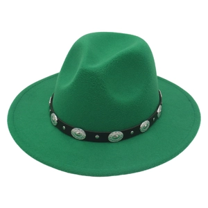 Détail du chapeau fedora vert émeraude avec bande en cuir et disques métalliques