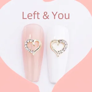 Bijou d'ongles cœur 3D avec cadre en métal doré et strass en cristal étincelants
