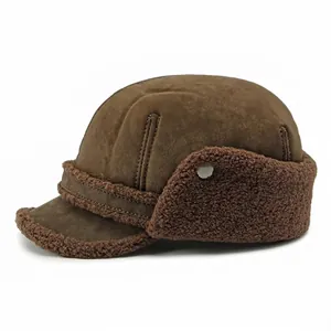 Bonnet d'hiver marron foncé en daim avec doublure chaude en polaire et protège-oreilles