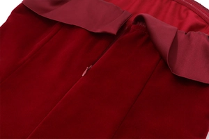 Detalle macro de la cremallera invisible en la espalda de un vestido de terciopelo
