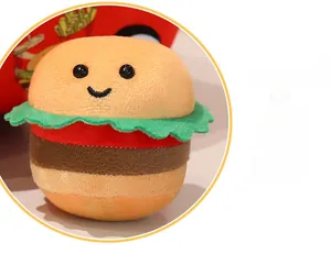 Gros plan de la broderie détaillée et du tissu doux de la peluche en forme de burger