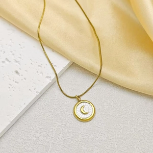 Collier maille serpent en acier titane avec pendentif lune en nacre dorée