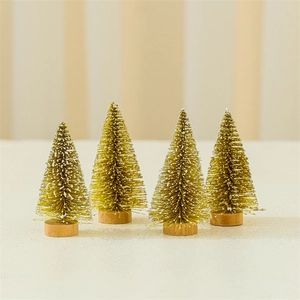 Détail de quatre mini sapins de Noël de 10 cm avec paillettes dorées et socle en bois