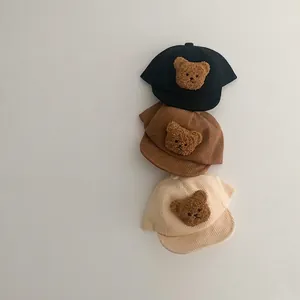 Casquettes bébé en velours côtelé avec ours en peluche 3D en noir, brun et beige
