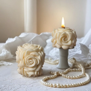 Candela profumata a colonna rosa bianco crema con eleganti trame di petali di fiori