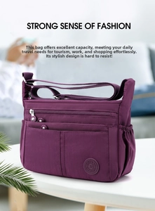 Detalle del bolso bandolera de nailon violeta con varios bolsillos y compartimento lateral