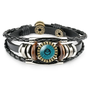 Détail d'un bracelet en cuir multicouche avec dôme turquoise et calligraphie arabe