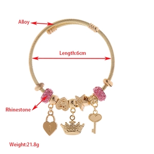 Verstellbares goldenes Charm-Armband mit Herzschloss, Krone und rosa Schmucksteinen