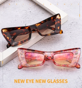 Dettaglio di occhiali da sole cat-eye con motivi tartarugati e floreali rosa