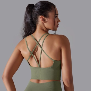 Détail du soutien-gorge de sport vert olive avec fines bretelles croisées et texture côtelée