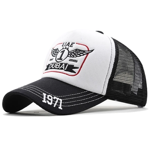 Vue détaillée de la casquette trucker Dubaï avec broderie 1971 sur la visière