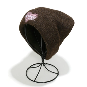 Vista detallada de un gorro de punto marrón de invierno con bordado de corazón