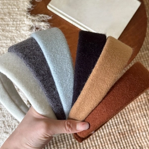 Dettaglio di sei colori di fasce invernali in peluche spesse disposte a ventaglio