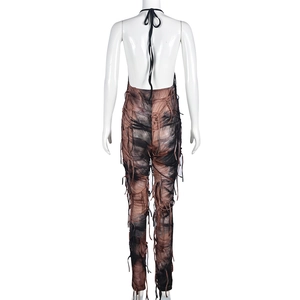 Detailansicht der Rückseite des braunen Neckholder-Jumpsuits mit Fransen im Distressed-Look