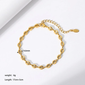 Detailed view of 18K gold plated O-link chain with 4.6mm width and engraved tag
