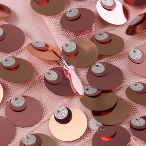 Macro de paillettes roses et disques métalliques or rose avec fermeture éclair