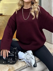 Lockere weinrote Langarm-Strickpullover für Damen in einer herbstlichen Outdoor-Umgebung