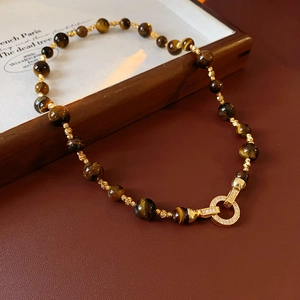 Dettaglio del bracciale con pietre occhio di tigre e chiusura placcata in oro