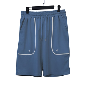 Short de sport bleu avec cordon de serrage, liseré blanc sur le côté et poches latérales