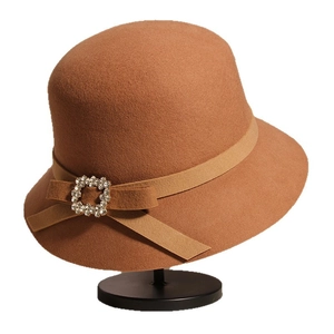 Chapeau cloche en laine marron caramel avec nœud ruban et boucle en strass pour femme